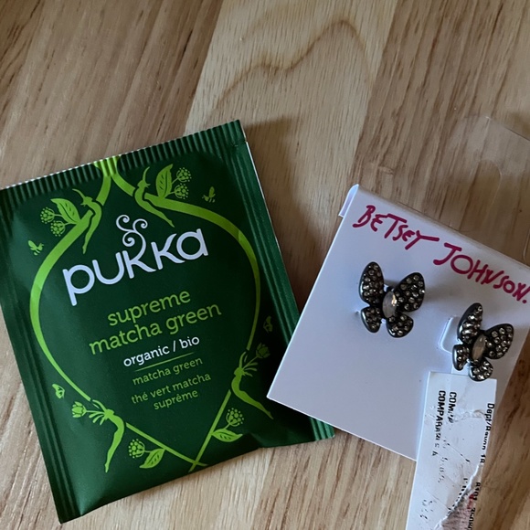 Betsey Johnson butterfly sparkly earrings NWT - Picture 4 of 4